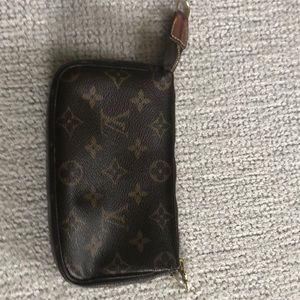 💯 Authentic Louis Vuitton pouch.